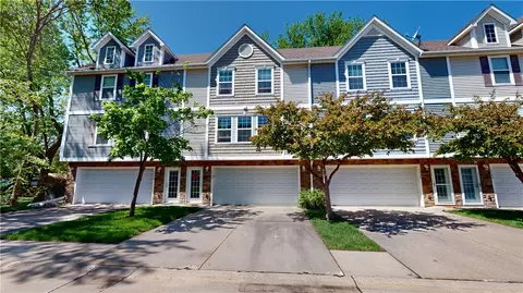 5534 Boston Ct, Johnston, IA 50131