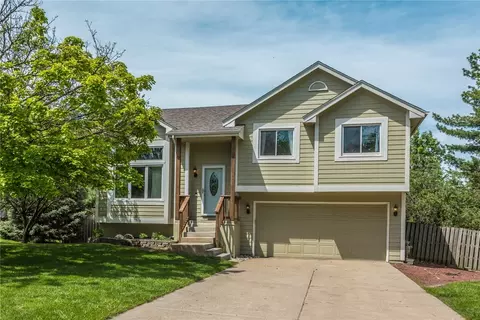 400 Hawthorn Cir, Pleasant Hill, IA 50327