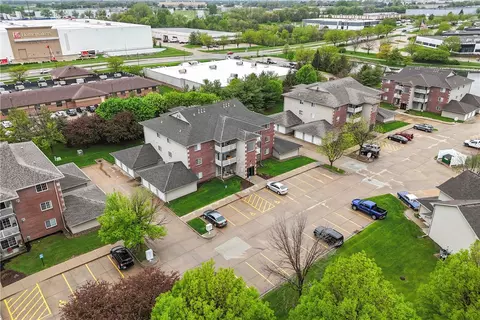 4120 100th St #6, Urbandale, IA 50322