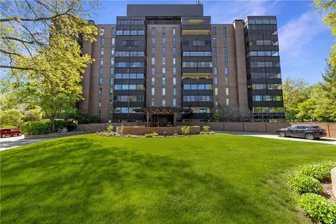 3131 Fleur Dr #206, Des Moines, IA 50321