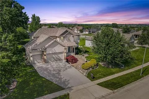 9213 Enfield Dr, Johnston, IA 50131