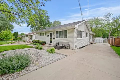 3911 43rd St, Des Moines, IA 50310
