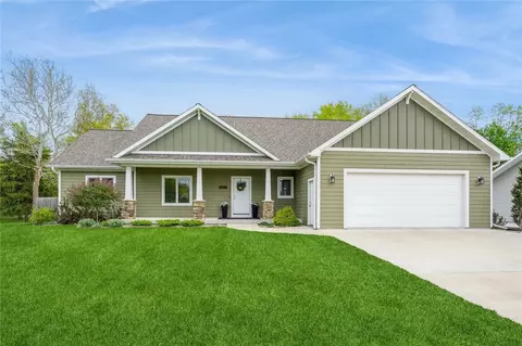1232 Oakwood Dr, Pella, IA 50219