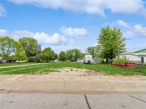 000 1st St, Earlham, IA 50072