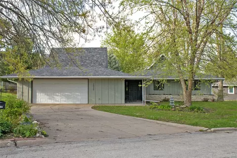 2035 Manor Cir, Grinnell, IA 50112
