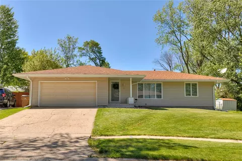 615 John Clinton Dr, Carlisle, IA 50047
