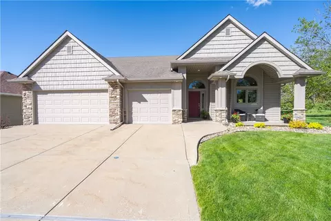 2660 Lexington Dr, Norwalk, IA 50211