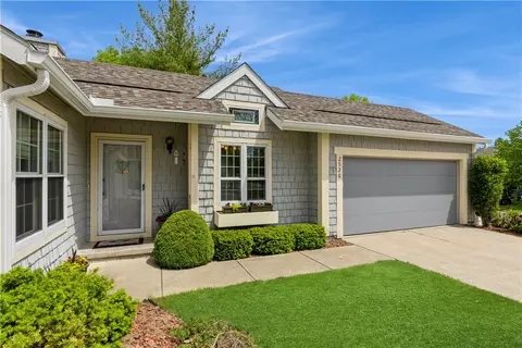 2520 82nd St, Urbandale, IA 50322
