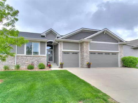 9124 Geanna Ct, West Des Moines, IA 50266