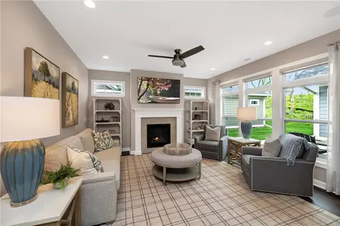 821 S 100th St, West Des Moines, IA 50266