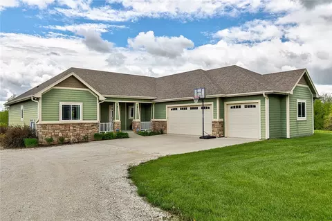 15605 Scott Ct, Earlham, IA 50072