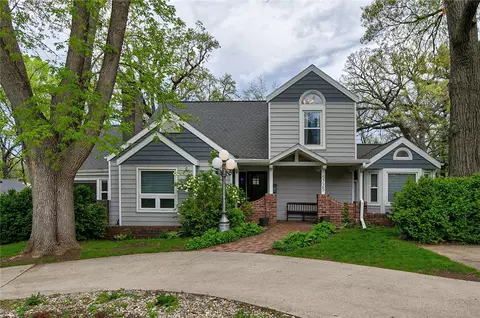 5725 Pleasant Dr, Des Moines, IA 50312