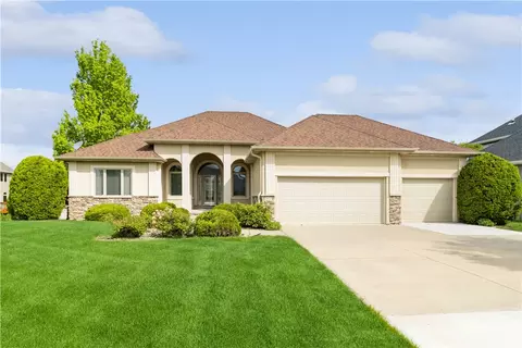 9513 NW Newgate Dr, Johnston, IA 50131