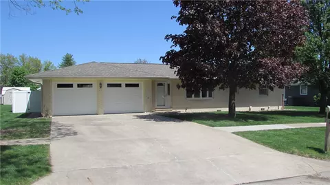 1501 W Grandview Dr, Knoxville, IA 50138