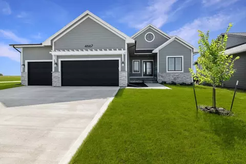 4667 178th St, Urbandale, IA 50323