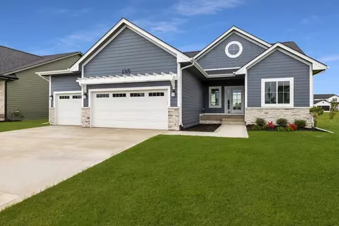 135 NW Valleyview Dr, Waukee, IA 50263
