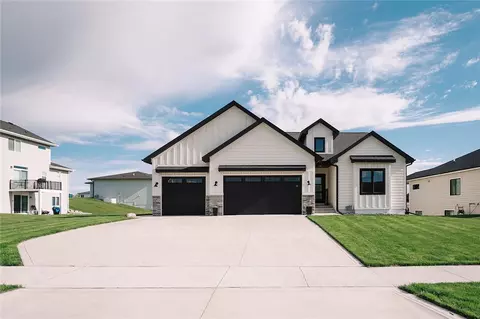 2704 NE Brentwood Cir, Grimes, IA 50111
