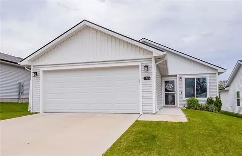 1365 Blazing Star Dr, Carlisle, IA 50047