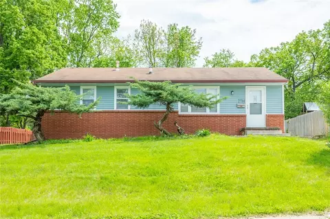 2714 Holcomb Ave, Des Moines, IA 50310