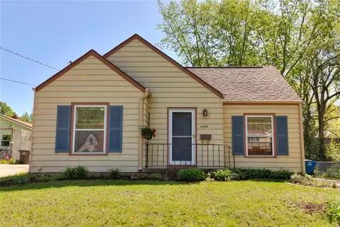 2019 40th St, Des Moines, IA 50310