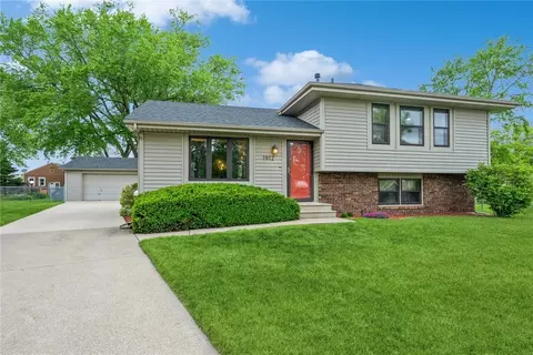 1912 Thornton Ct, Des Moines, IA 50320