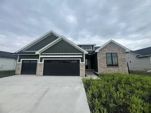 17947 Creekside Dr, Clive, IA 50325