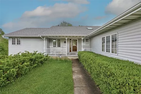 1510 Edgewood Dr, Pella, IA 50219