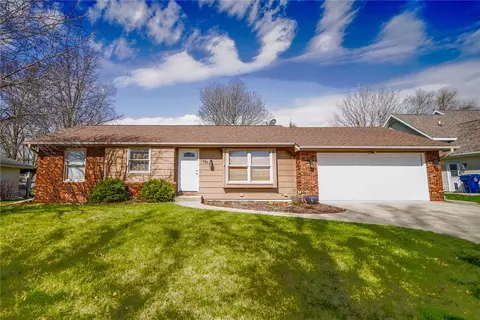 1561 W 3rd St, Pella, IA 50219