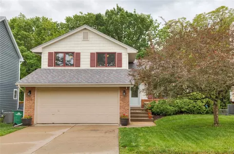 6920 Mill Pond Dr, Urbandale, IA 50322