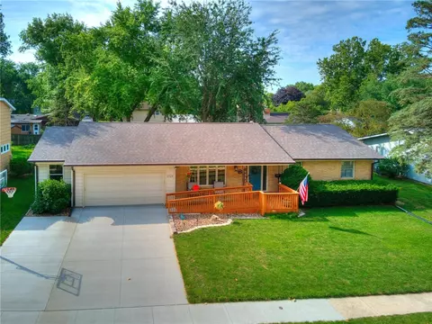 2724 Cleveland Dr, Ames, IA 50010