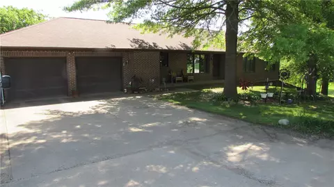 1466 Lake Dr, Knoxville, IA 50138