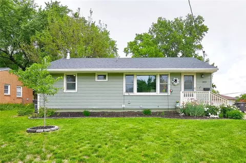 3919 Dosh Rd, Des Moines, IA 50310