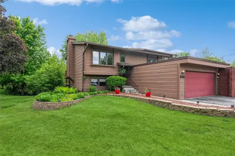 1010 Woodland Park Dr, West Des Moines, IA 50266