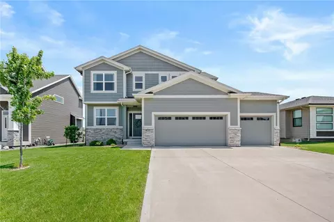 825 8th St, Waukee, IA 50263