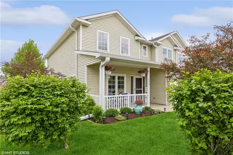 828 Red Hawk Way SE, Altoona, IA 50009