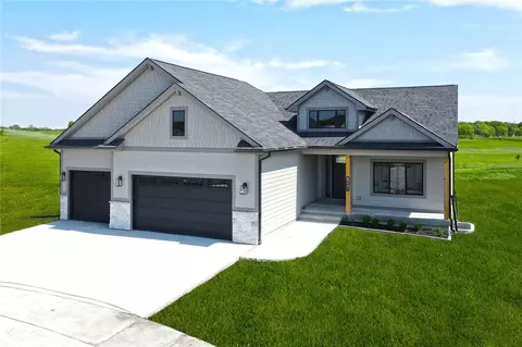 8241 Mahon Ct, Johnston, IA 50131