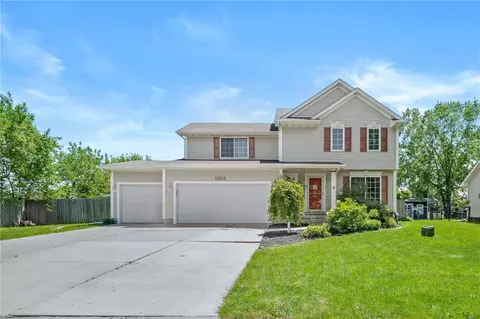 1202 N 9th St, Indianola, IA 50125