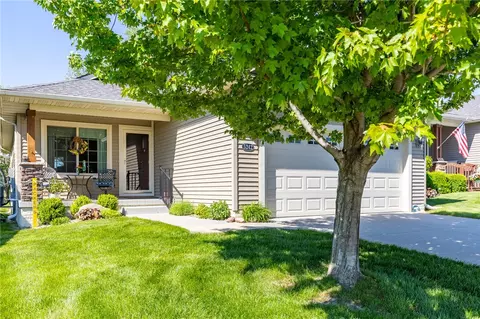 5242 Windsor Ct, Pleasant Hill, IA 50327