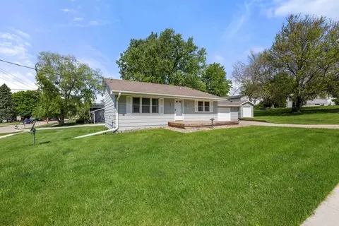 8232 Villa Dr, Des Moines, IA 50320