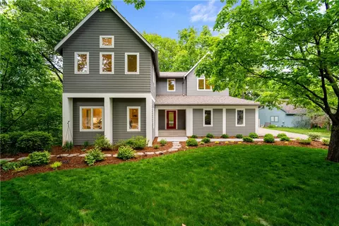 6249 Oakwood Hills Dr, Johnston, IA 50131
