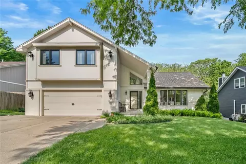 2804 68th St, Urbandale, IA 50322