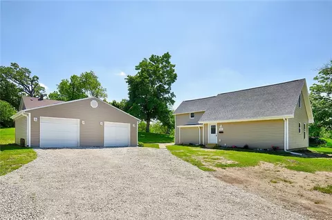 812 1st St N, Newton, IA 50208