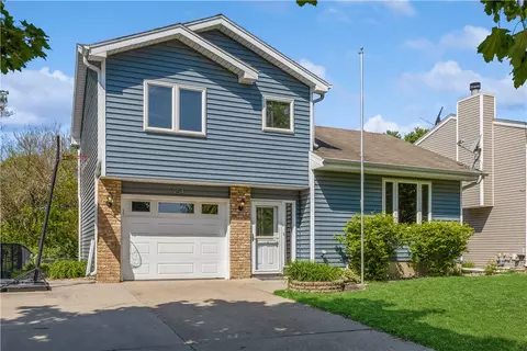 954 9th Ave NW, Altoona, IA 50009