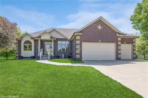 14314 Oak Brook Dr, Urbandale, IA 50323