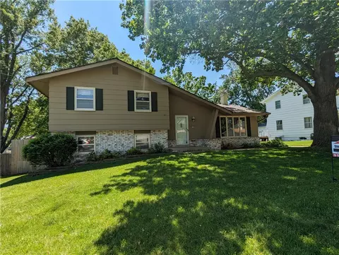 8782 Sunny Hill Dr, Clive, IA 50325