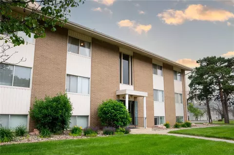 4201 62nd St #5, Urbandale, IA 50322