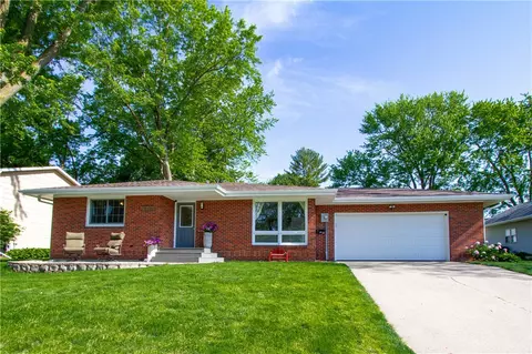 1202 Peace St, Pella, IA 50219