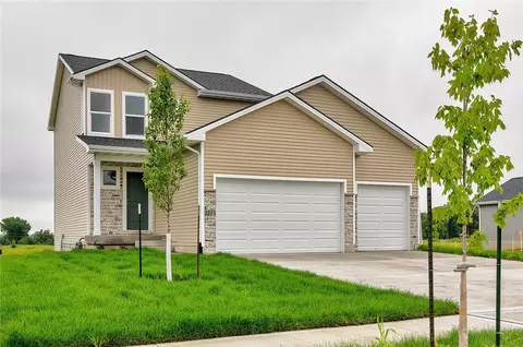 3371 Brook Landing Ct, Des Moines, IA 50317