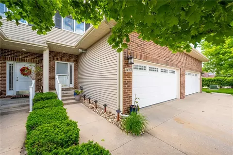3430 84th St #2, Urbandale, IA 50322