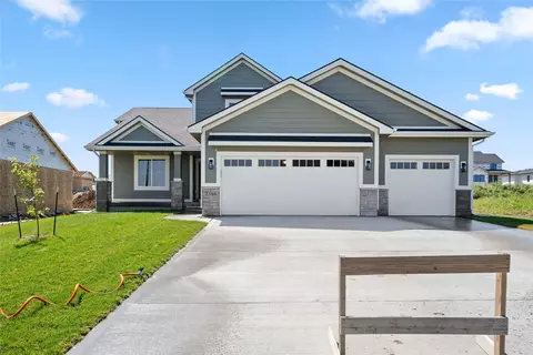 2346 Green Leaf Cir, Norwalk, IA 50211